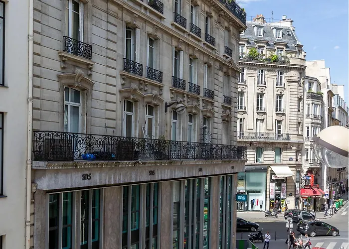 Luxury 2 Bedroom 2 Bathroom Apartment - Louvre