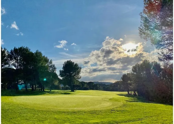 Appartement de charme sur le domaine de Pont Royal à Mallemort, en rez-de-jardin avec terrasse&piscine et vue sur le Golf