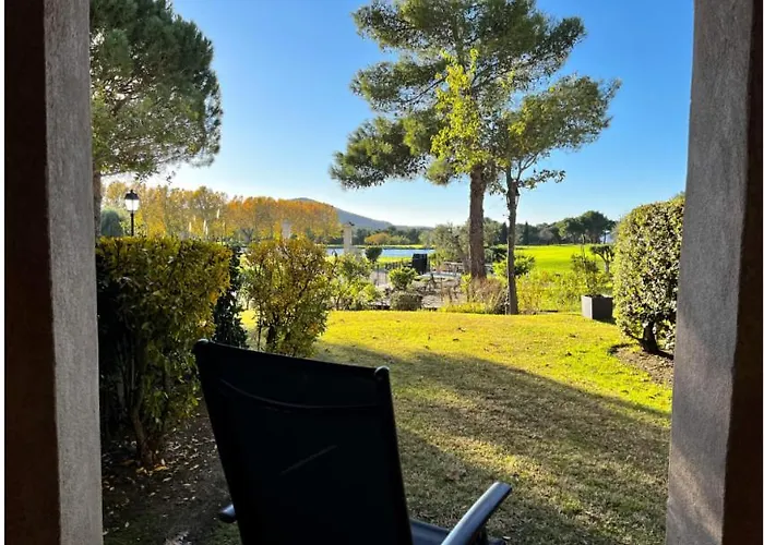 Appartement de charme sur le domaine de Pont Royal à Mallemort, en rez-de-jardin avec terrasse&piscine et vue sur le Golf