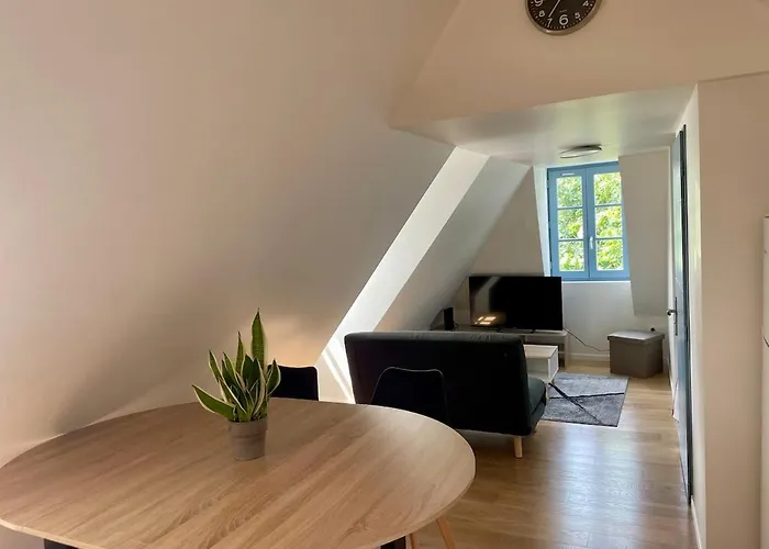 Charmant appartement 2 chambres entièrement rénové avec parking au calme tout en étant à deux pas des commerces et restaurants