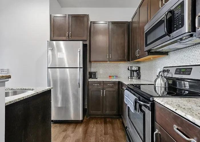 Stylish Midtown Condo Near Vanderbilt & Parthenon