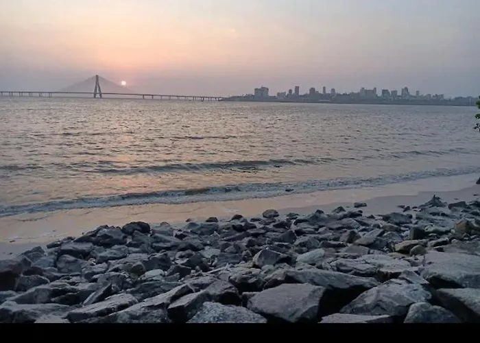 Seaface Bldg 1BHK 0r 2 BHK 0r Pvt room Luxe service flat, Mumbai