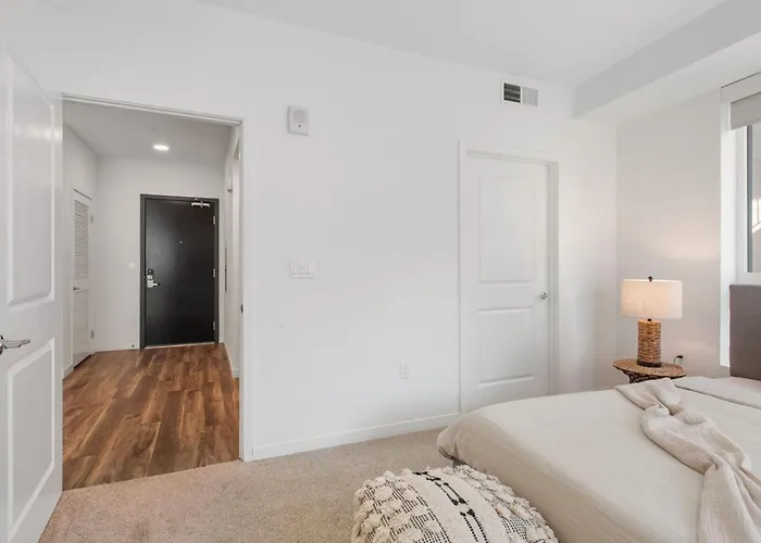 Luxury 1Bdr Centrally Located In Hollywood