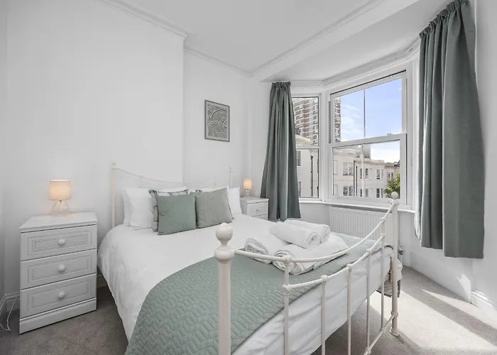 Spacious 2 Bed & 1 Bath - Close To Beach & City Centre