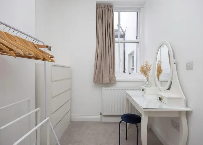 Spacious 2 Bed & 1 Bath - Close To Beach & City Centre