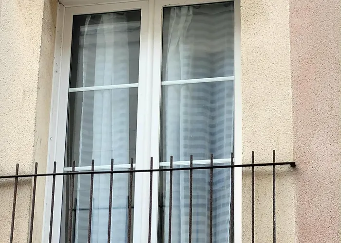 L'établissement LA PLAGE A 2 PAS , vous propose 4 appartements neufs avec services , lits faits à votre arrivée , serviettes de toilette , ménage , Wifi , en hyper centre , Vue mer à 50m , tout est accessible à pied