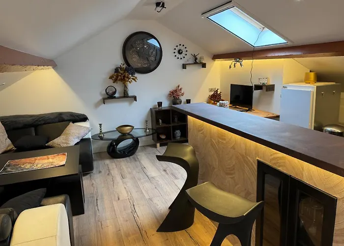 Apartment Close To Transport And Shops