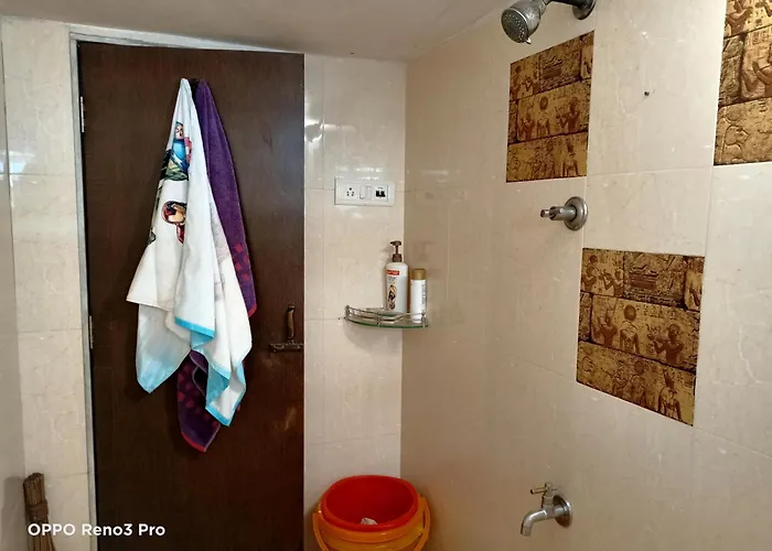 Seaface Bldg 1BHK 0r 2 BHK 0r Pvt room Luxe service flat, Mumbai