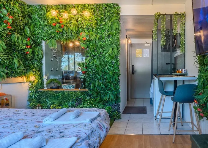 Jungleroom Vegetal And Romantic, Parking