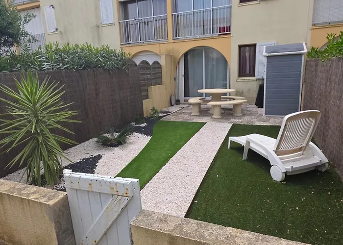 Appartement T2 avec son rez de jardin de 40 m2 5 couchages 250m de la plage et 15km de l'Arena