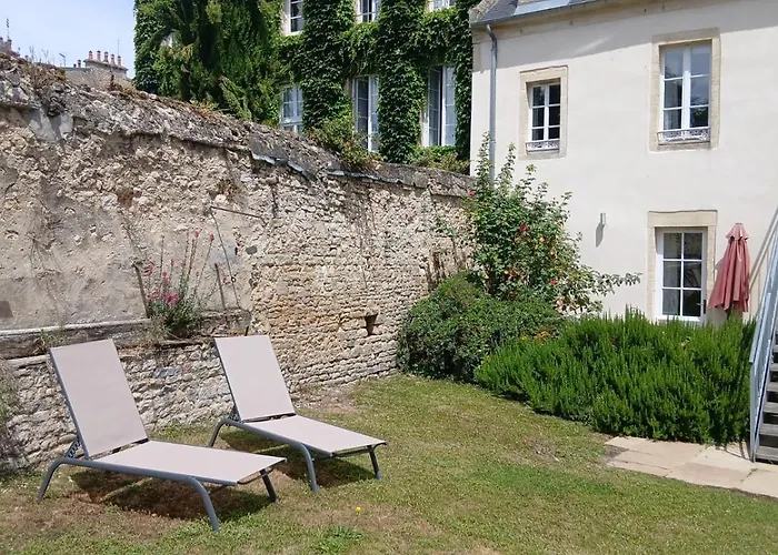 Apt duplex ou plain pied tout confort plein centre ville Bayeux proche commerces, restaurants, avec terrasse privative ou jardin commun aménagé clos, parking gratuit à proximité, proche plages du débarquement