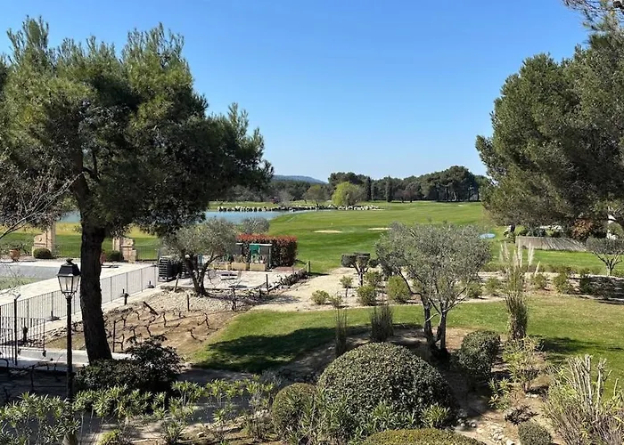 appartement cosy vue sur le golf de Pont Royal en Provence