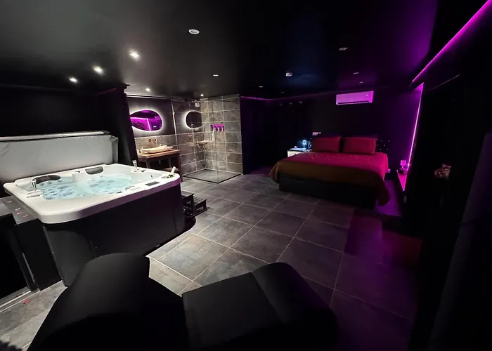 Love Room B Panther Near Futuroscope Arena