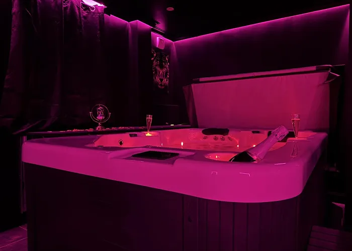 Love Room B Panther Near Futuroscope Arena