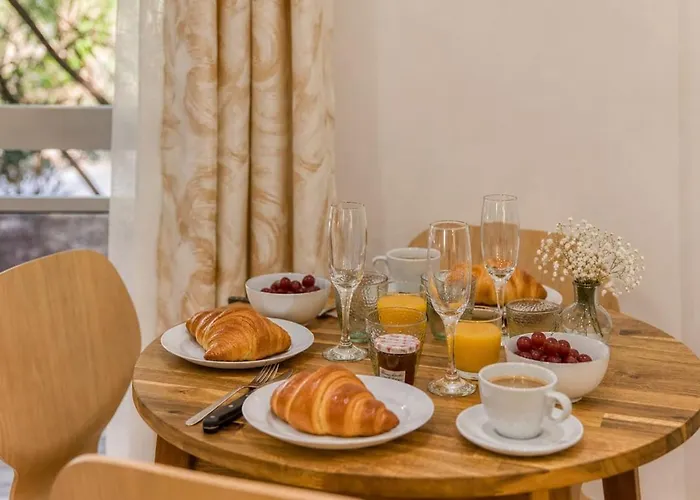 Large, Bright And Refined Studio 10 Min From Paris