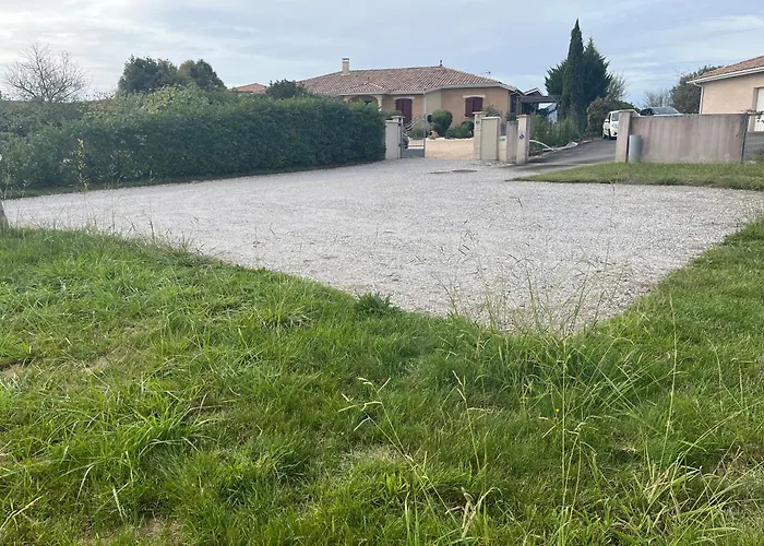 Charmant T2, Cl 3 étoiles, 4 Lits, 4 personnes et 1enfant, parking et terrasse
