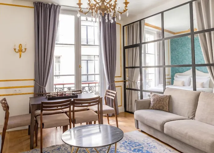 Luxury 2 Bedroom 2 Bathroom Apartment - Louvre