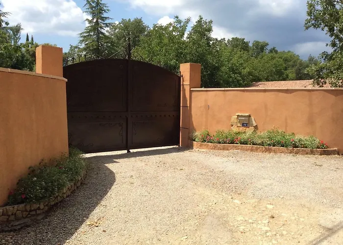 Studio située dans une propriété privée avec terrasse équipée avec plancha