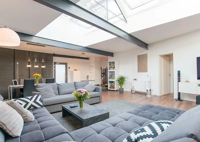 White Lofty Und White Studio